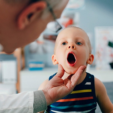 Что можно сделать самостоятельно, если у вашего ребенка болят уши?