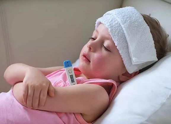 Высокая температура и судороги у ребенка: опасно ли это?